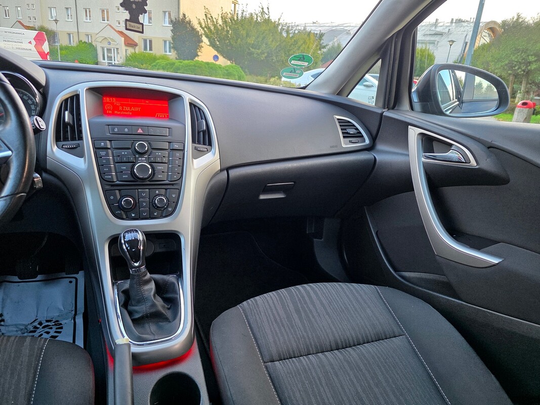 Elbląg Opel astra 1.4 benzynkaGrzana kierownica/fotele czujniki parkowania KlimatyzacjaZAREJESTROWANY2012