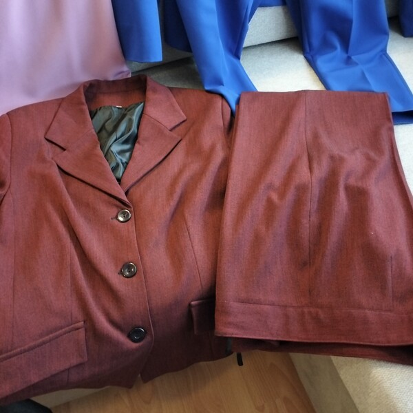 Elbląg Pilnie sprzedam kostium koloru fuksja, spódnica na podszewce, szyta na zamówienie, rozmiar 44..
Do tego są