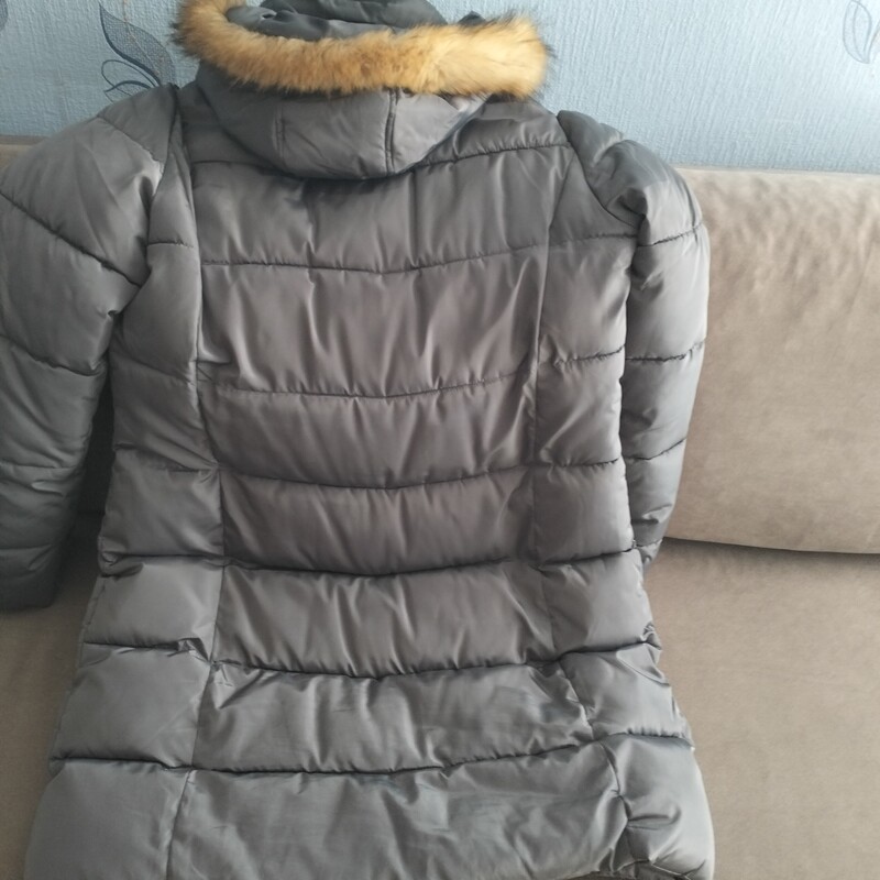 Elbląg Sprzedaję kurtkę przejściową rozmiar 44 kolor ciemno zielony dłuższa. z odpinanym kapturem, kieszenie