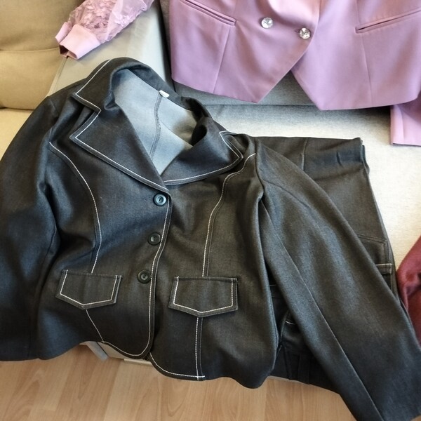 Elbląg Pilnie sprzedam kostium koloru fuksja, spódnica na podszewce, szyta na zamówienie, rozmiar 44..
Do tego są