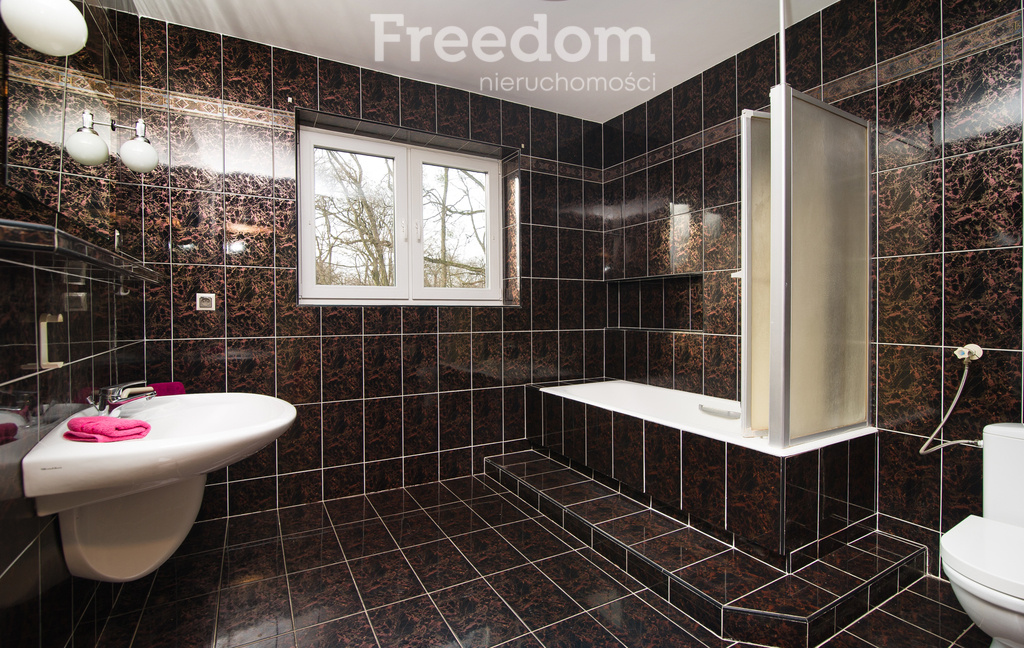 Elbląg FREEDOM NIERUCHOMOŚCISprzedam dom - Elbląg, Zofii Nałkowskiej. Atrakcyjny dom położony w malowniczej