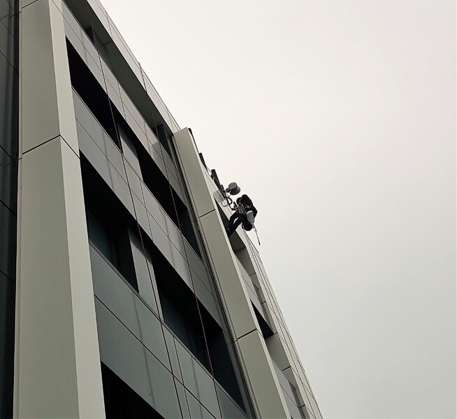 Elbląg PSW – Kompleksowe i Bezpieczne Usługi Wysokościowe z Wykorzystaniem Technik Alpinistycznych:Mycie,