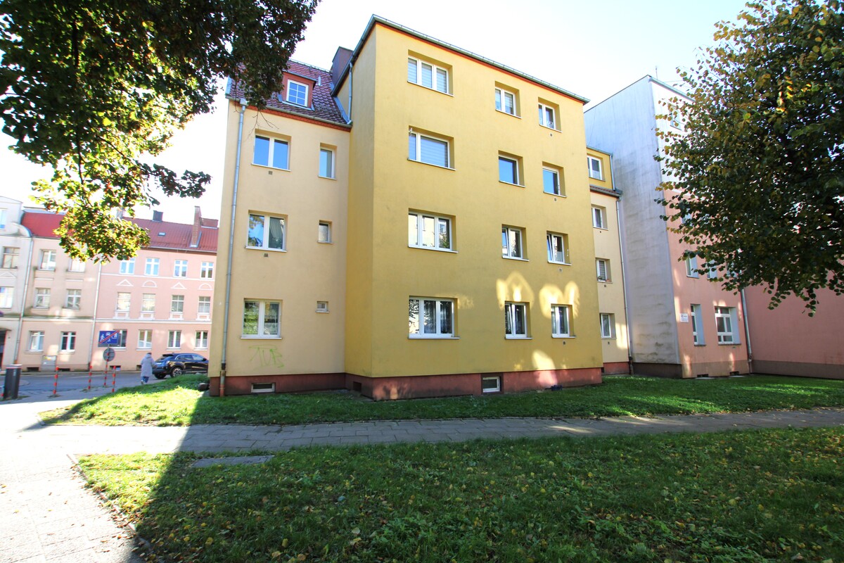 Elbląg NIERUCHOMOŚCI ANNA KRASZEWSKA Trzypokojowe mieszkanie po remoncie na parterze ul. Słoneczna