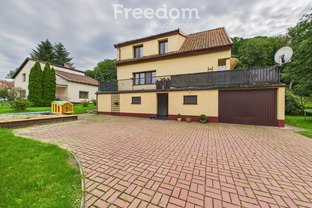 Elbląg FREEDOM NIERUCHOMOŚCISprzedam dom - Frombork, Elbląska. LokalizacjaDom usytuowany jest w cichej, spokojnej