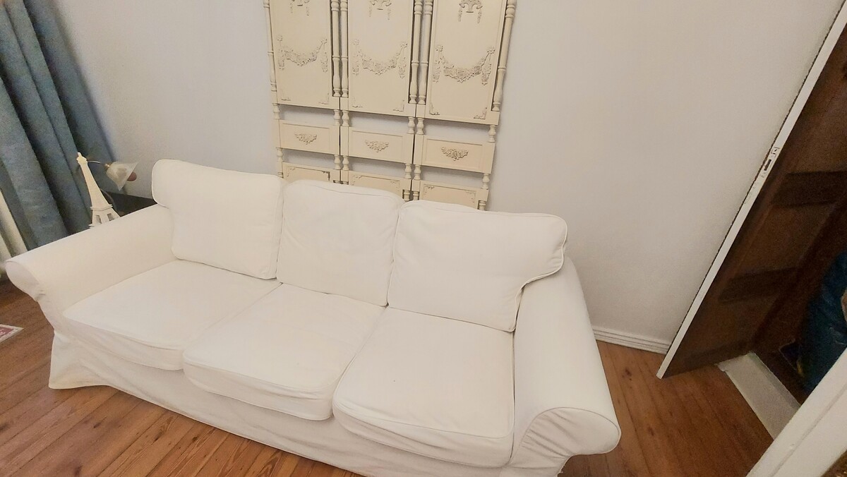 Elbląg Piekna duza i wygodna sofa pokryta trwalym naterialem z mozliwoscia prania. Pokrowce na zamek Biala komoda