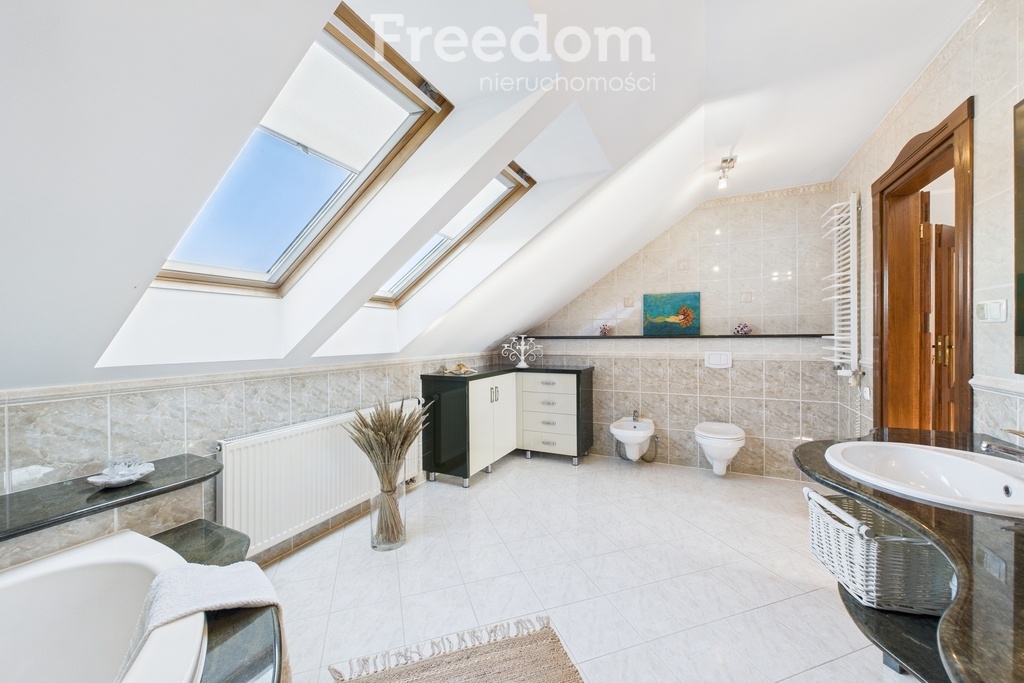 Elbląg FREEDOM NIERUCHOMOŚCISprzedam dom - Elbląg, Skierniewicka. Marzysz o życiu w spokojnej okolicy, ale z