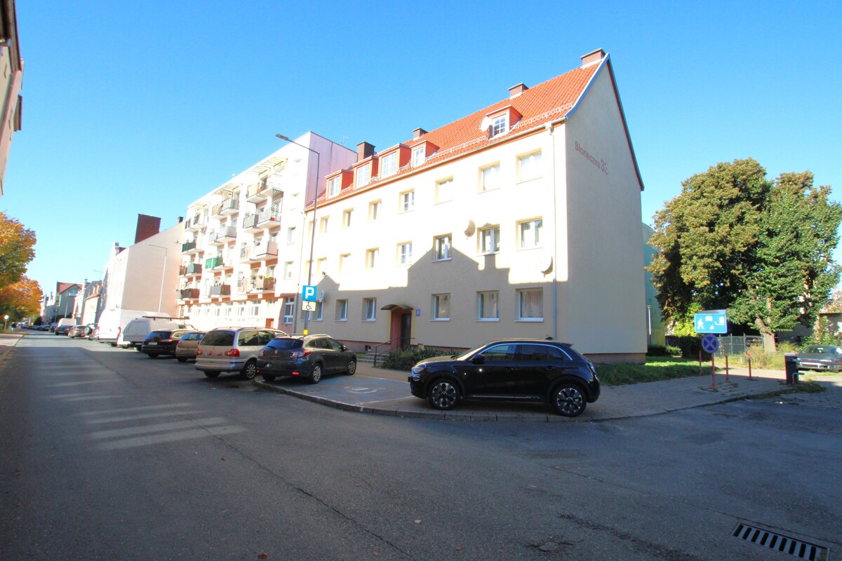 Elbląg NIERUCHOMOŚCI ANNA KRASZEWSKA Trzypokojowe mieszkanie po remoncie na parterze ul. Słoneczna