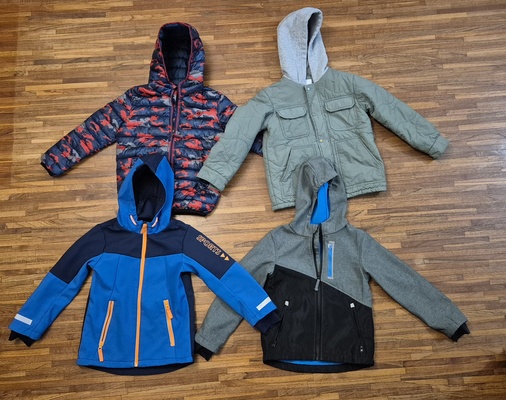 Elbląg Kurtki dla chłopca 4 sztuki: - kurtka softshell rozmiar 122/128 - kurtka softshell rozmiar 122 firmy Sinsay -
