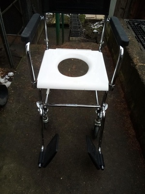 Elbląg Sprzedam wózek inwalidzki toaletowy 
Cena: 200zł 
Tel: 508727753