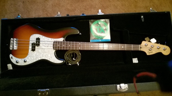 Elbląg Witam!
Sprzedam mało używaną gitarę basową Fender Squier Precision Bass kolor: 3-Color Sunburst. W gitarze