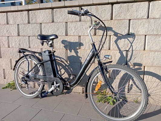 Elbląg Sprzedam rower z napędem elektrycznym. Rower jest dość stary, ale jeździ. Silnik działa, hamulce hamują. Wymaga