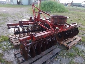 Elbląg Sprzedam maszyny widoczne na zdjęciach:
1) talerzówkę 2,5 metra, cena: 2100 zł;
2) kosiarkę czeska, cena: 600