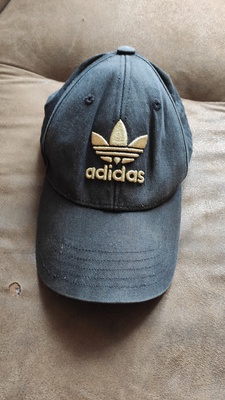 Elbląg Sprzedam czarną czapkę z daszkiem marki Adidas z wyhaftowanym złotym logo. Czapka jest używana. Stan