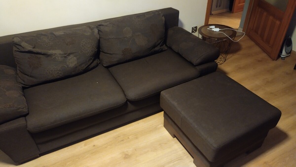 Elbląg Oddam za darmo sofe wraz z pufą. W jednym miejscu pękła sprężyna. Może komuś przyda się na działkę itp.