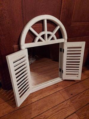 Elbląg PIEKNE LUSTRO--  OKNO. 
Z OKIENNICAMI I LUKIEM