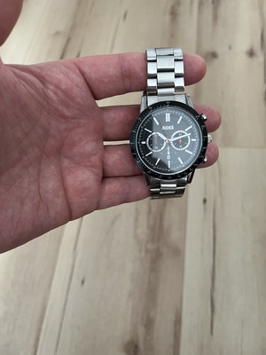 Elbląg Męski zegarek analogowy marki Hugo Boss w kolorze srebrnym, używany. Stan bdb
-szkło mineralne 
-rodzaj paska