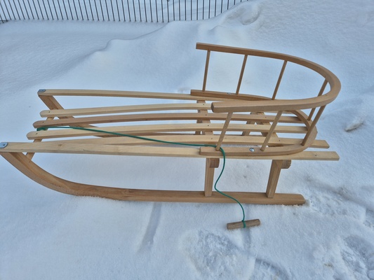 Elbląg Sanki drewniane z oparciem. 
Stan bardzo dobry, używane jeden sezon, po jednym dziecku.