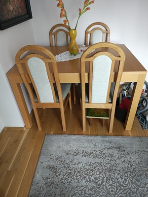 Elbląg Sprzedam stół w okleinie bukowej i 6 bukowych krzeseł.