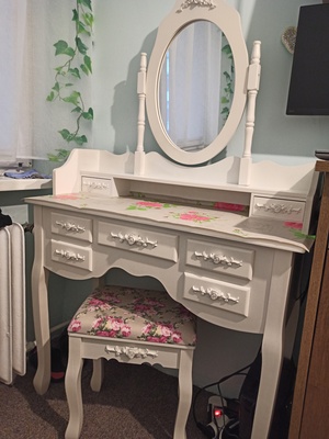 Elbląg Biała toaletka z lustrem w dobrym stanie, nadaje się do sypialni lub garderoby.