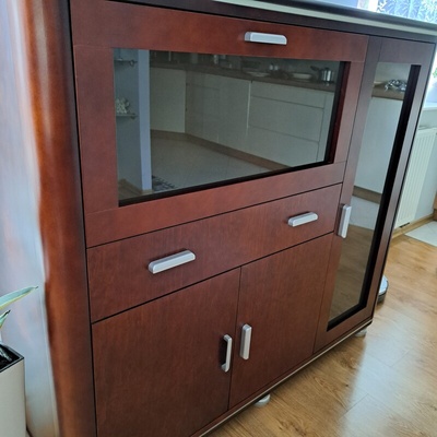 Elbląg Sprzedam drewnianą komodę (mam rownież witrynę) meble bydgoskie. Bardzo solidne, eleganckie, porządnie