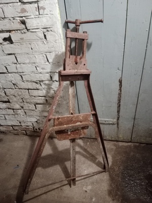 Elbląg Używana prasa do rur, która stoi na podstawie. Urządzenie służy do zaciskania i formowania rur. Wysokość około
