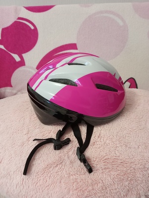 Elbląg SPRZEDAM KASK DLA DZIEWCZYNKI W BARDZO DOBRYM STANIE ROZMIAR S(48-52cm. ). ODBIÓR OSOBISTY.