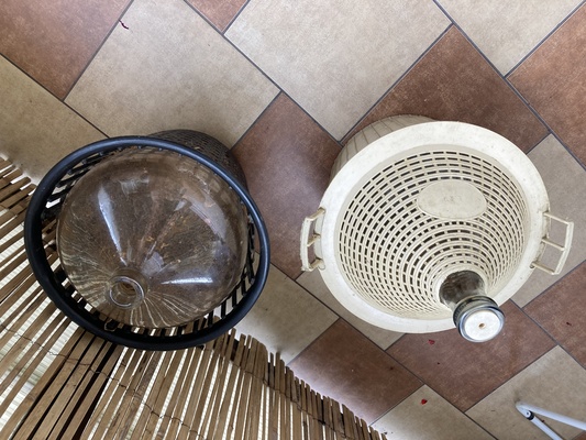 Elbląg Sprzedam dwa balony (gąsiory)20l każdy w plastikowych oplotach. Balony są z białego szkła. 
Zestaw dwóch