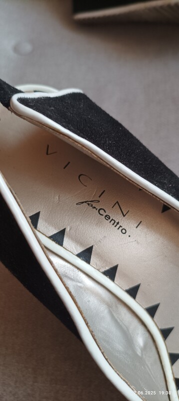 Elbląg Mam do sprzedania damskie czarne zamszowe buty-sandały na koturnie rozmiar 38 firmy Vicini. Sandały są jak