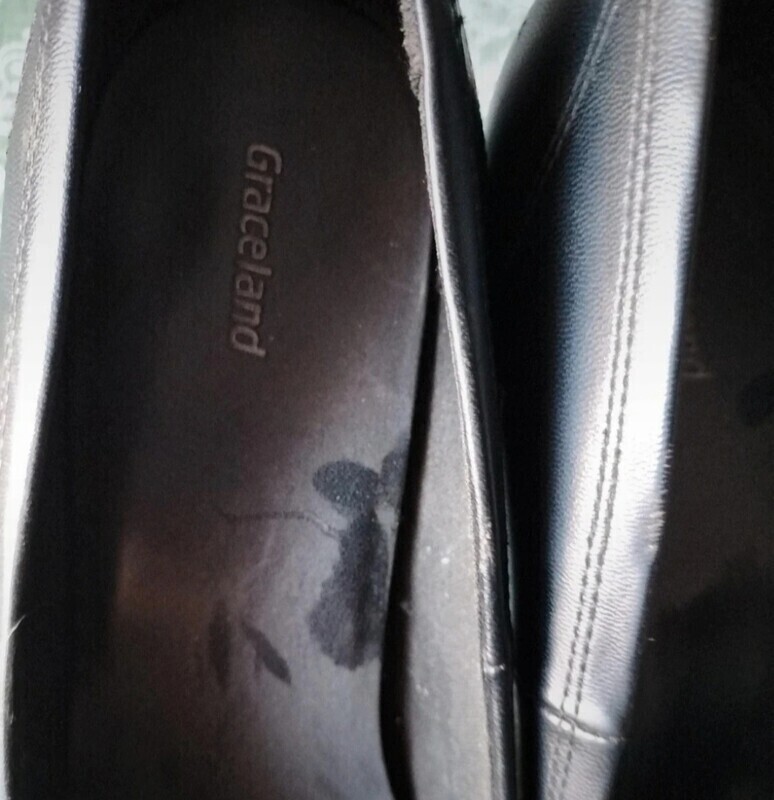 Elbląg Sprzedam czarne skórzane buty damskie na obcasie. Stan bardzo dobry. Rozmiar 41.Obcas 8cm kontakt sms