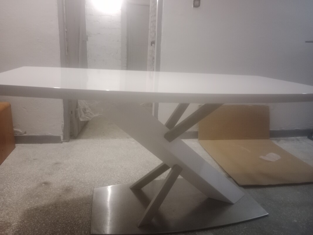 Elbląg Sprzedam biały stół lakierowany o wymiarach szer. 90 dł. 160..