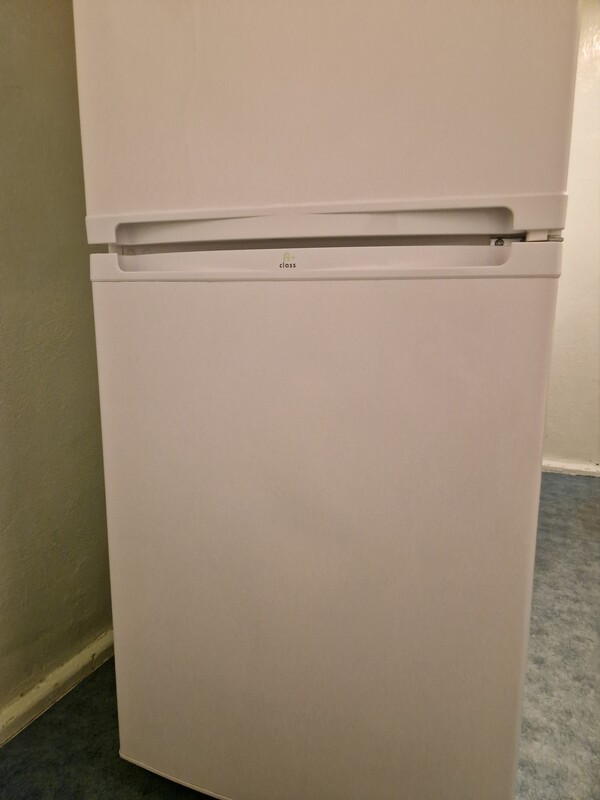 Elbląg Sprzedam używaną lodówkę w stanie dobrym. Wymiary lodówki wys. 173 cm, szer. 60cm, głębokość 53 cm. Model POLAR