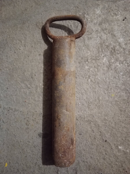 Elbląg Sprzedam bolec, sworzeń z czasów PRL.
Wymiary:
Długość całkowita 27 cm,
Średnica 5,5 cm.