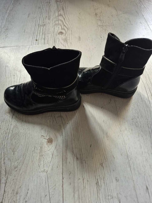 Elbląg Śliczne kozaczki dla dziewczynki - rozm.30
Długość podeszwy - 19 cm.
Zamek sprawny, czubki nie zdarte.