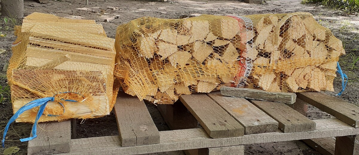 Elbląg Odsprzedam drewno na rozpałke, zostało po zmianie ogrzewania cena za. worek 60x40cm około 5kg drewna 17zł.