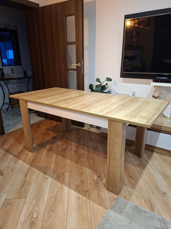 Elbląg Uzywany Stol do salonu, rozkładany 140-180 cm. widoczne na zdjęciach widoczne drobne poprawki. .. blat w stanie