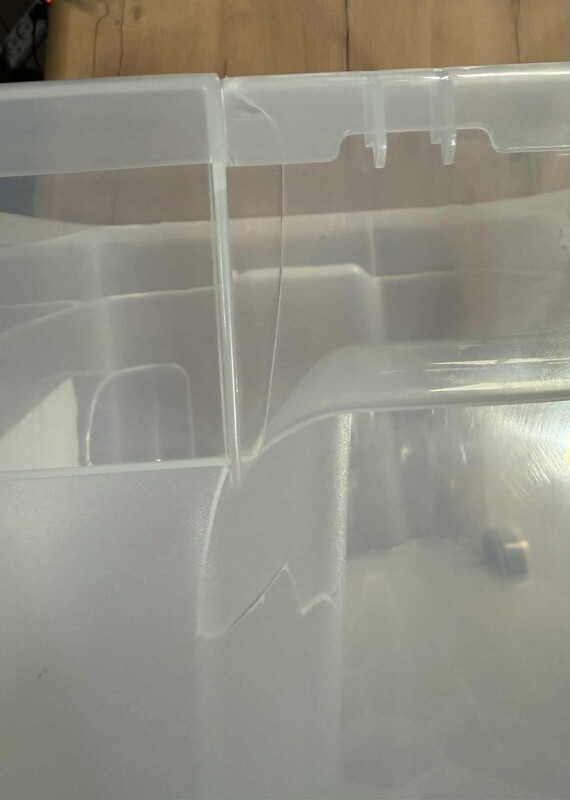 Elbląg Sprzedam pojemnik Rotho Roller 57l. Posiada pokrywkę i kółka. Pojemnik delikatnie pęknięty, widoczne na