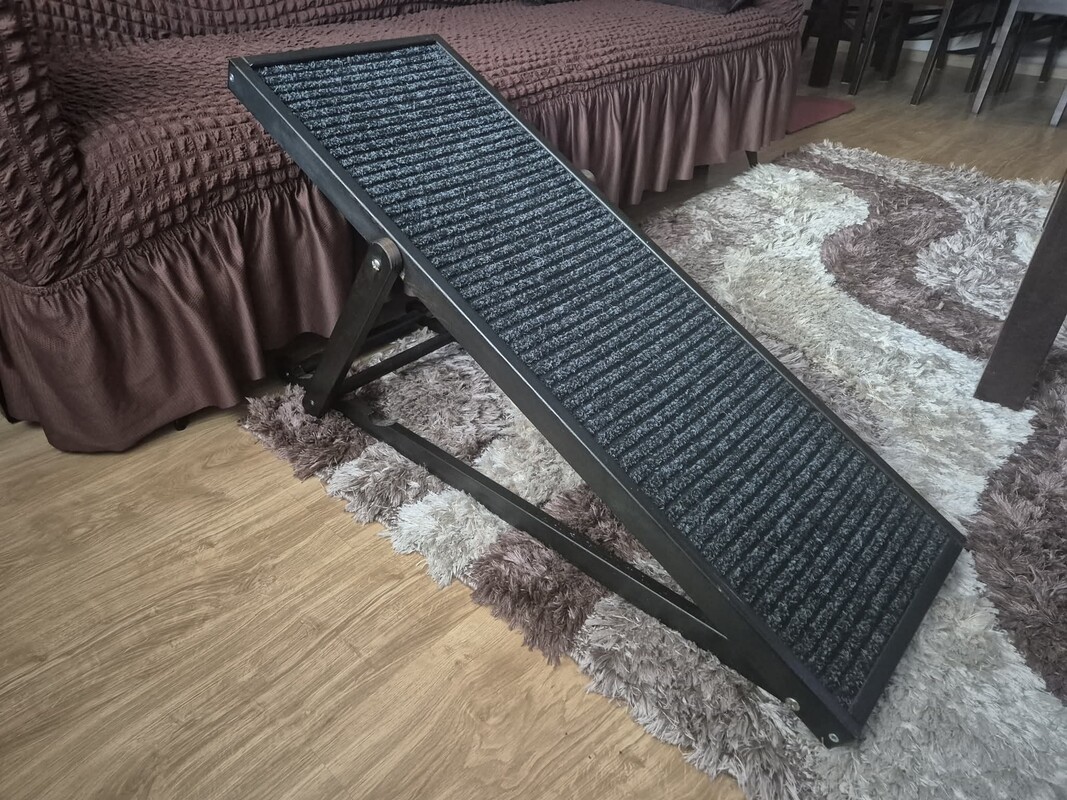 Elbląg Sprzedam regulowaną 3 stopniową rampę dla psa. Wymiary rampy: długość 102cm, szerokość 35cm, wysokość po
