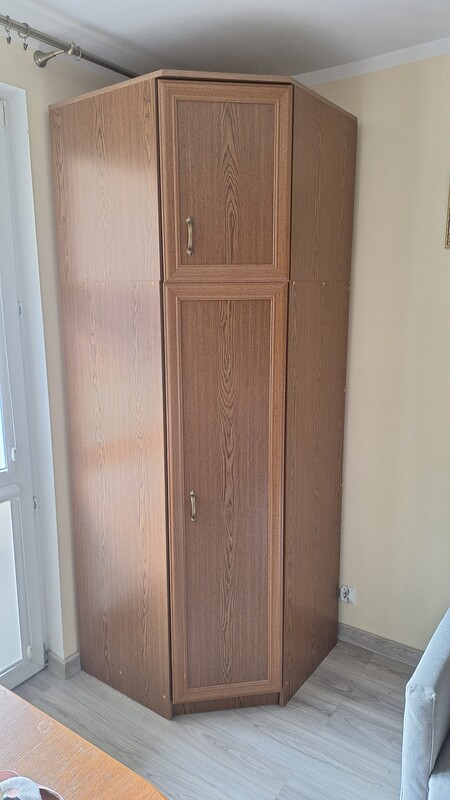 Elbląg Oddam za darmo kredens i dużą narożną szafę. Wyniesienie i transport we własnym zakresie.