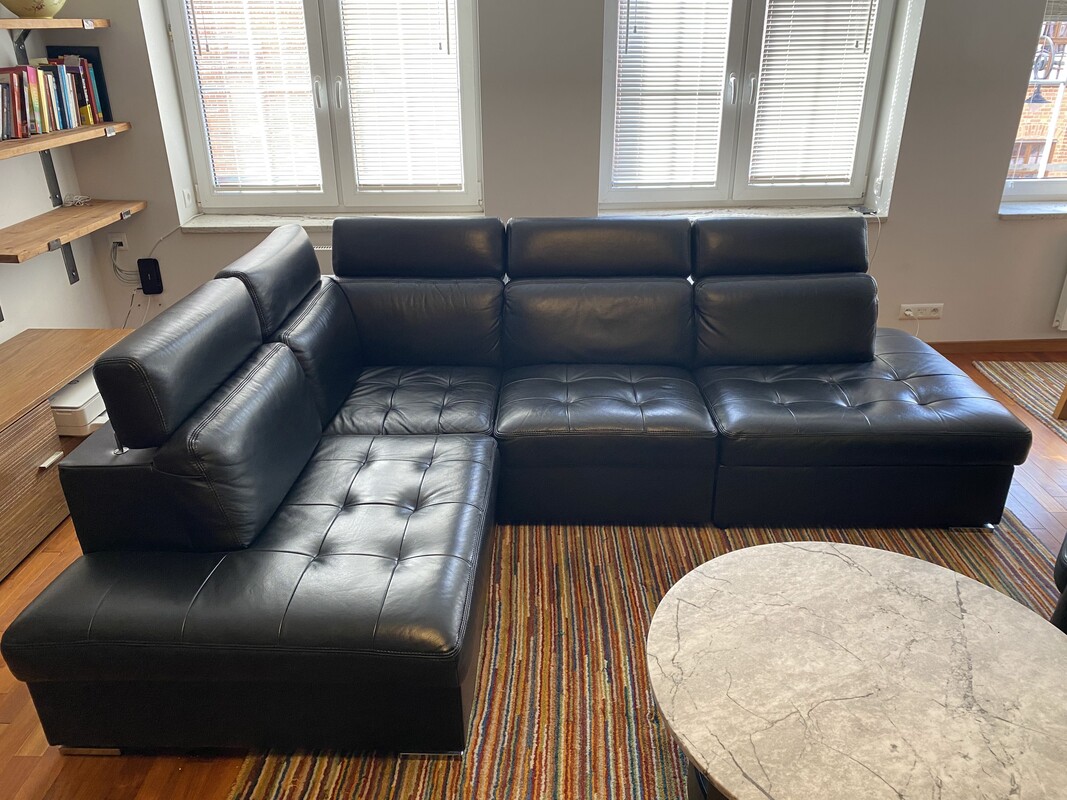 Elbląg Skórzany narożnik, czarny, w bardzo dobrym stanie. Wygodny i elegancki zestaw do salonu lub biura. Cena