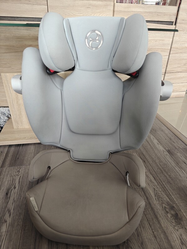 Elbląg Sprzedam używany fotelik dziecięcy firmy Cybex Solution M 15-36 kg. Fotelik nie posiada funkcji isofix.