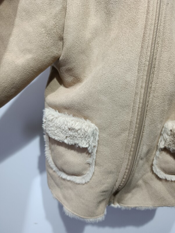 Elbląg Sprzedam futerko dla dziewczynki z kapturem z uszkami. Stan bardzo dobry. Bardzo przyjemny materiał. Rozmiar 98