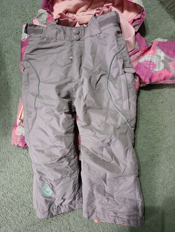 Elbląg Sprzedam kurtkę i spodnie śniegowe dla dziewczynki. Stan dobry. Kurtka posiada wady widoczne na zdjęciach.