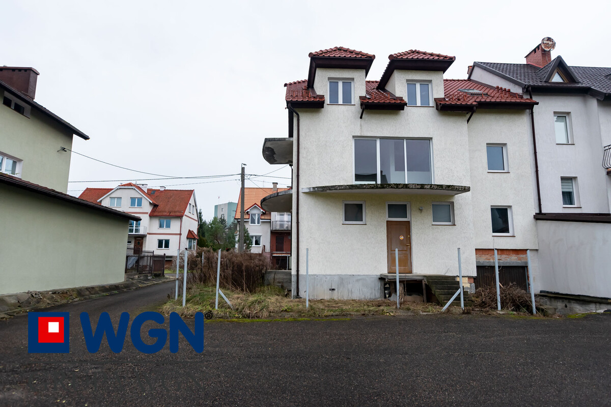 Elbląg WGN Nieruchomości oddział Elbląg przedstawia Państwu dom w zabudowie szeregowej z lokalem użytkowym o
