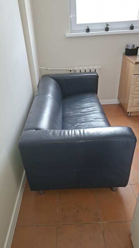 Elbląg Sprzedam sofę skórzaną. Kolor granatowy. Nie zniszczona ani popękana.
Wymiary: dł. 180cm, szer. 87cm, wys.