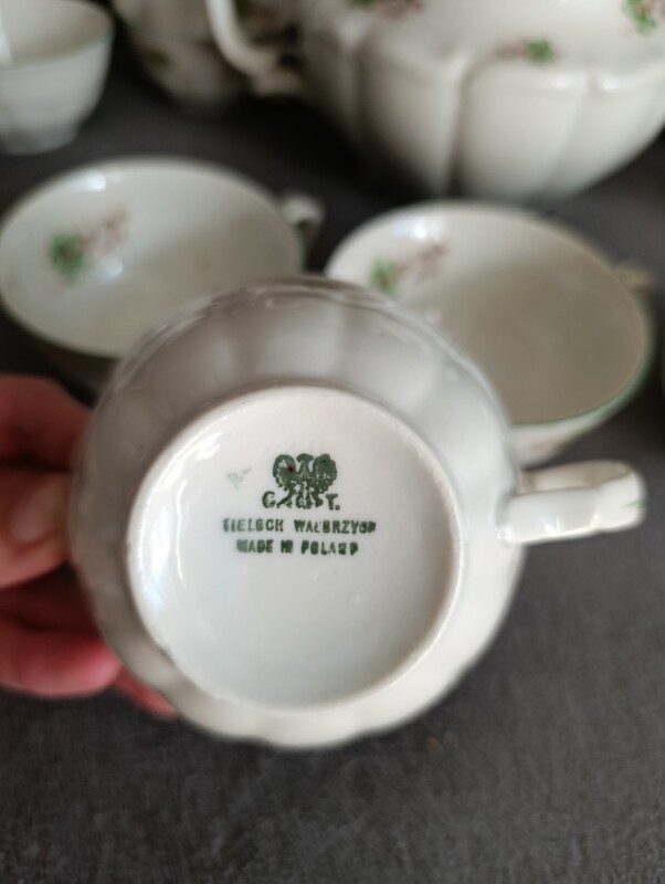 Elbląg Sprzedam zestaw kawowy Wałbrzych. Dzbanek, 5 talerzyków, 6 filiżanek oraz cukiernica. Stan bardzo dobry jedynie