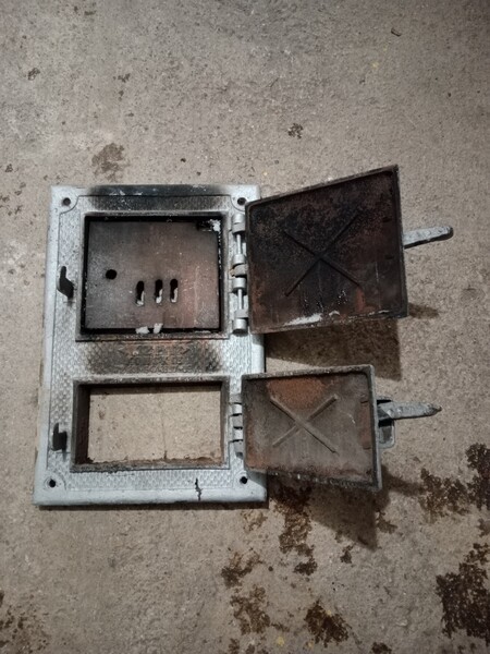 Elbląg Sprzedam drzwiczki żeliwne od pieca kaflowego z czasów PRL. Wymiary długość 47,5 cm x szerokość 33 cm, waga