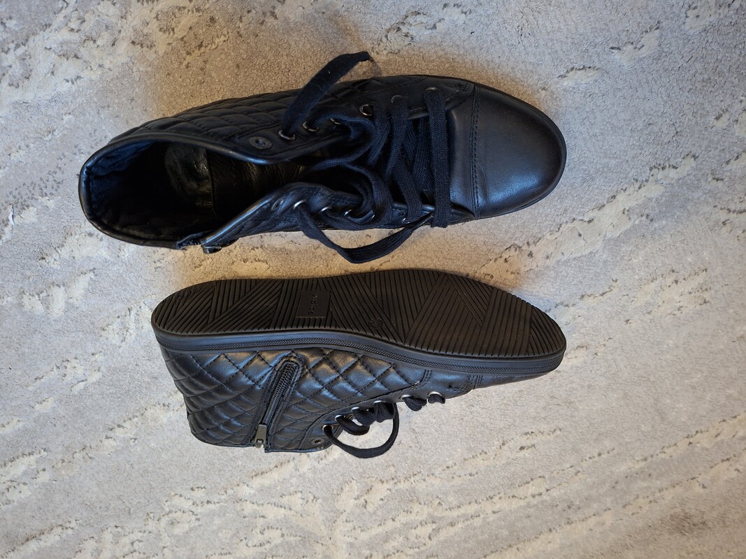 Elbląg Buty damskie rozm. 40.
Trzy pary po 100 PLN za parę.
W przypadku zakupu wszystkich trzech par razem - 200 pln.