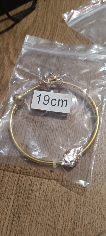 Elbląg Zestaw bransoletek z charmsami, stan wzorowy jak nowe, część srebrna. Doskonałe na prezent.