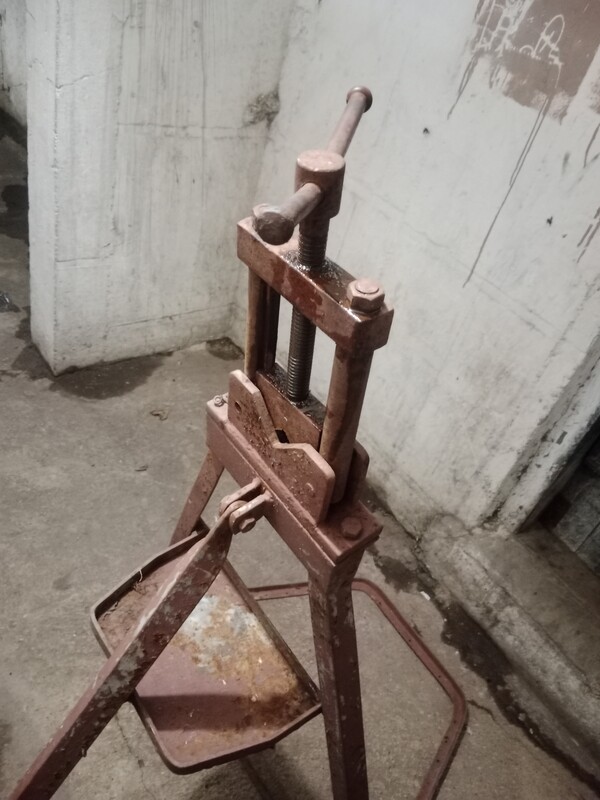 Elbląg Używana prasa do rur, która stoi na podstawie. Urządzenie służy do zaciskania i formowania rur. Wysokość około