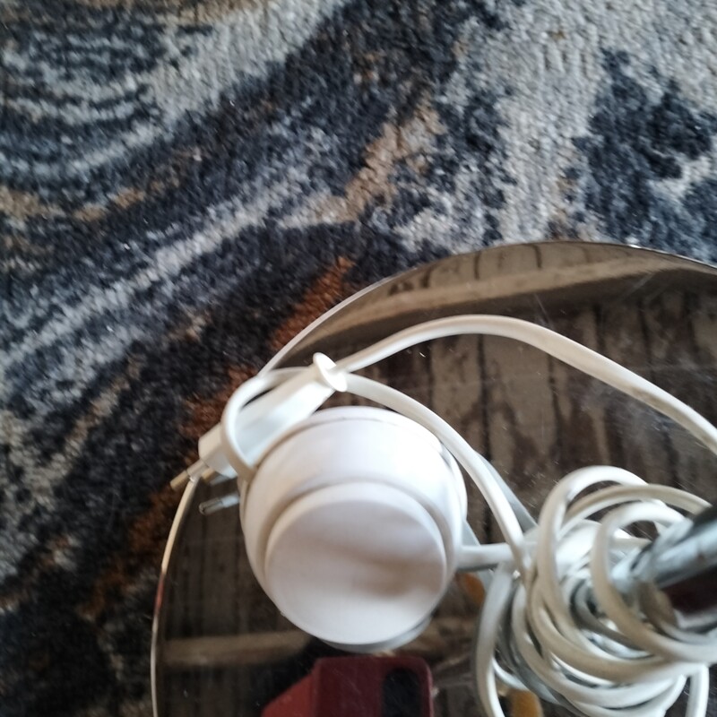 Elbląg Sprzedam lampę stojąca z abażurem Ecru, włącznik na stopę, z dodatkami, sznur biały, ,z żarówkami gratis